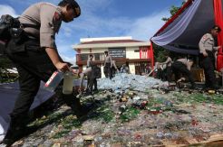 Polda Jatim Musnahkan Ribuan Botol Miras