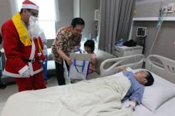 Rayakan Natal, Siloam Hospitals Bagikan Sabun Cuci Tangan Gratis