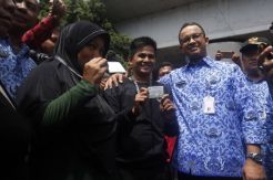 Gubernur Anies Bagikan Kartu PKL Tanah Abang