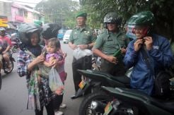 Prajurit TNI Jadi Tukang Antar Ibu-Ibu dari Pasar