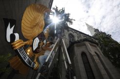 Persiapan Akhir Katedral Sambut Misa Natal