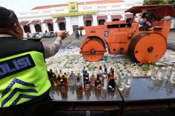 Polrestabes Surabaya Musnahkan Puluhan Ribu Botol Miras Ilegal