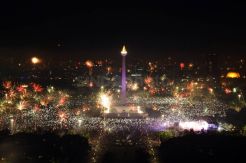 Ribuan Warga Nikmati Pesta Kembang Api di Monas