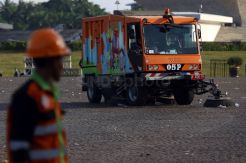 Bersih-Bersih Sampah Usai Perayaan Tahun Baru di Monas