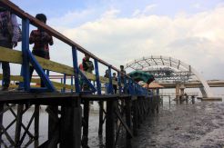Menikmati Libur Tahun Baru di Pantai Kenjeran