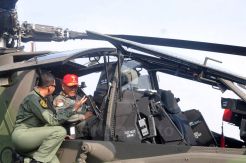 Danpuspenerbad Tinjau Heli Apache di Skadron 11/Serbu