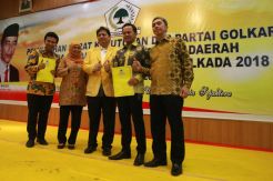Partai Golkar Serahkan SK Dukungan Kepada Peserta Pilkada 2018