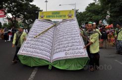 Ratusan Santri Ikuti Kirab Kauman Kampung Alquran