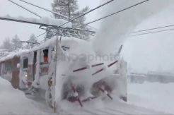 Salju Tebal, 13.000 Turis Terjebak di Stasiun Ski