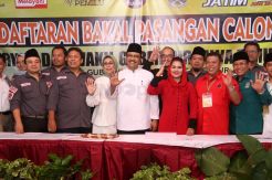 Pasangan Gus Ipul-Puti Guntur Daftar ke KPU Jatim