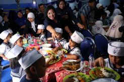 Puluhan Ribu Pelajar Hang Tuah Makan Ikan Bersama