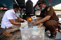 Kejari Surabaya Musnahkan Barang Bukti Kejahatan