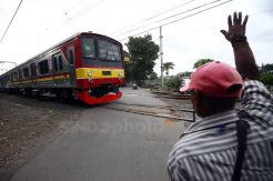 Menjaga Perlintasan Kereta Api Tanpa Palang Pintu