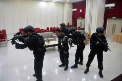 Polisi Gelar Simulasi Evakuasi Bakal Cagub-Cawagub Jateng