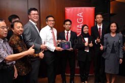 CIMB Niaga Serahkan Hadiah Pemenang Regional CIMB ASEAN Stock Challenge 2.0