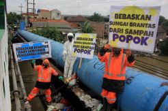 Aktivis Ecoton Gelar Aksi Membersihkan Sampah Popok di Sungai Brantas