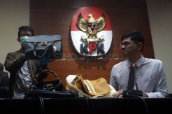 KPK Tunjukkan Tas Mewah Koleksi Bupati Rita