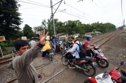 Pengatur Lalu Lintas di Perlintasan Kereta Api Tanpa Palang Pintu