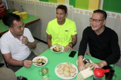 Sandiaga Uno Makan Pempek Bareng Cagub-Cawagub Sumsel Aswari-Irwansyah
