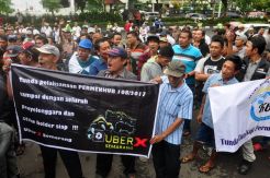 Ratusan Driver Online Demo di Kantor Gubernur Jateng