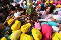 Ratusan Siswa Ikuti Royokan Tumpeng Buah Begizi