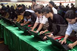 Ratusan Pencari Kerja Padati Bursa Kerja di Balai Kartini