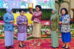 Ibu Menhan Berikan Pembekalan Kepada 931 Anggota Dharma Pertiwi