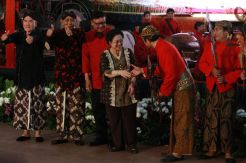 Megawati Hadiri Pagelaran Wayang di Tugu Proklamasi
