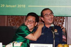Lolos Verifikasi Faktual, Muhaimin Peluk Komisioner KPU Hasyim Asyari