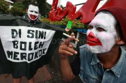 Aktivis Kretek Lakukan Aksi Teatrikal Sediakan Ruang Merokok