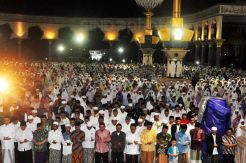Ribuan Umat Muslim Salat Gerhana di Masjid Agung Jawa Tengah
