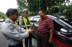 Petugas Gabungan Gelar Operasi Simpatik Taksi Online di Surabaya