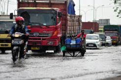 Banjir Rob Rendam Jalur Pantura Semarang