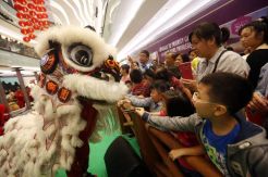 Liong Dance dan Barongsai Sambut Imlek di Lippo Mall Puri
