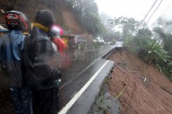Longsor Empat Titik di Puncak