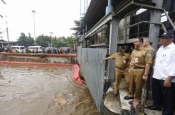 Waspada Banjir, Gubernur Anies Tinjau Pintu Air Manggarai