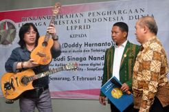 Rekor Penciptaan Gitar Bergadget dan Rebana Digital