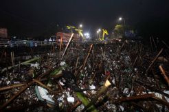 Sampah Luapan Ciliwung Menggunung di Kp Melayu