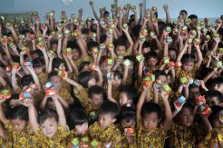 Tradisi Berbagi Kue Keranjang Jelang Imlek