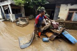 Warga Bina Marga Pancoran Bersihkan Lumpur Sisa Banjir