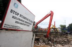 Sampah yang Tersangkut di Jembatan Kampung Melayu Diangkat