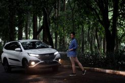 Memotret Toyota All New Rush dengan Model Cantik