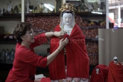 Memandikan Patung Dewa di Vihara Amurva Bhumi