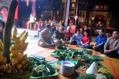 Tradisi Ketuk Pintu Awali Pasar Imlek Semawis