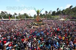 Ribuan Warga Berebut Gunungan Durian di Jombang