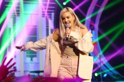 Penyanyi Inggris Anne Marie Meriahkan Panggung Spekta Indonesian Idol