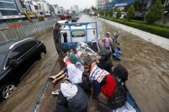 Banjir Rendam Jalan Boulevard Barat Raya Kelapa Gading