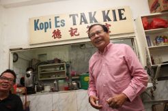 Rizal Ramli Nikmati Kopi di Glodok