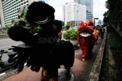 Meriahkan Imlek, Pemain Barongsai Menggelar Pertunjukan Keliling