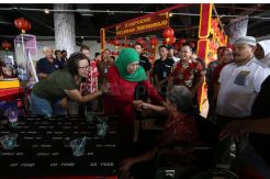 Cagub Khofifah Buka Festival Jajanan dan Kampoeng Petjinan Soerobojo